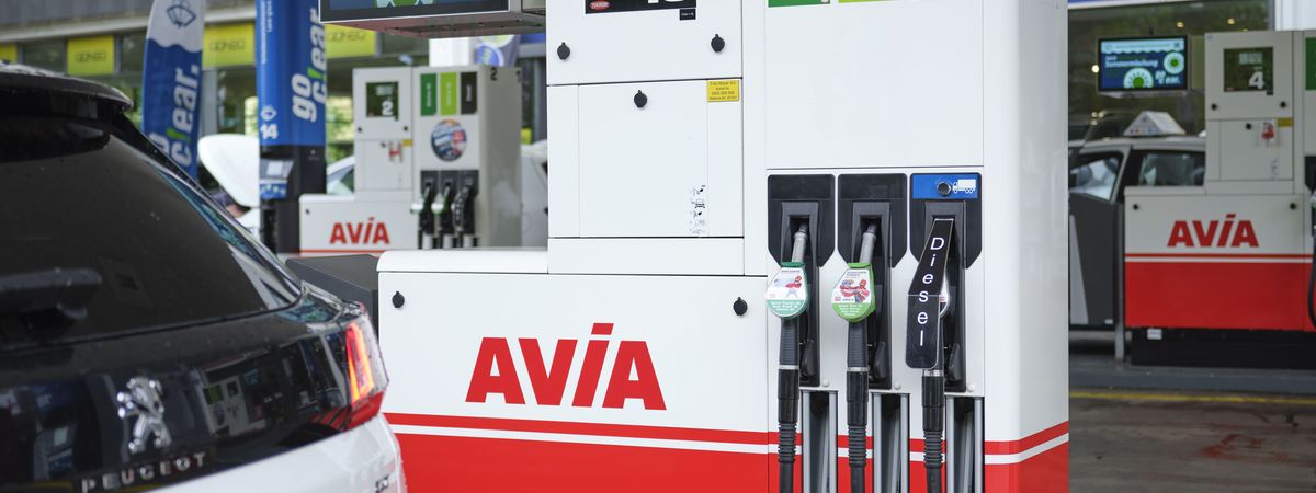 Une colonne d'essence avec les différents carburants disponibles dans une station-service.